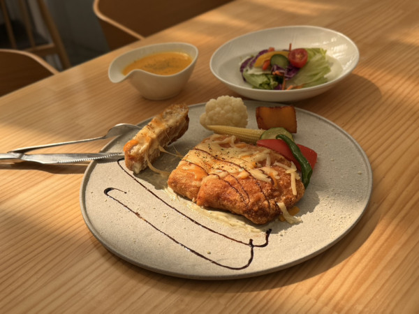 『起司控集體尖叫！炙燒熔岩豬排爆漿登場 🔥』