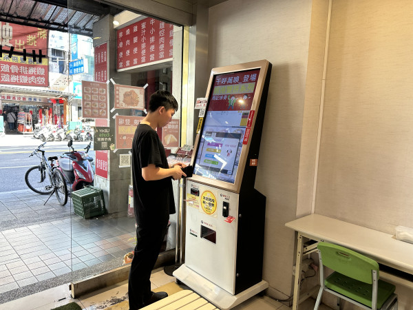點餐機點餐 收錢 現金十數位支付。先進又乾淨