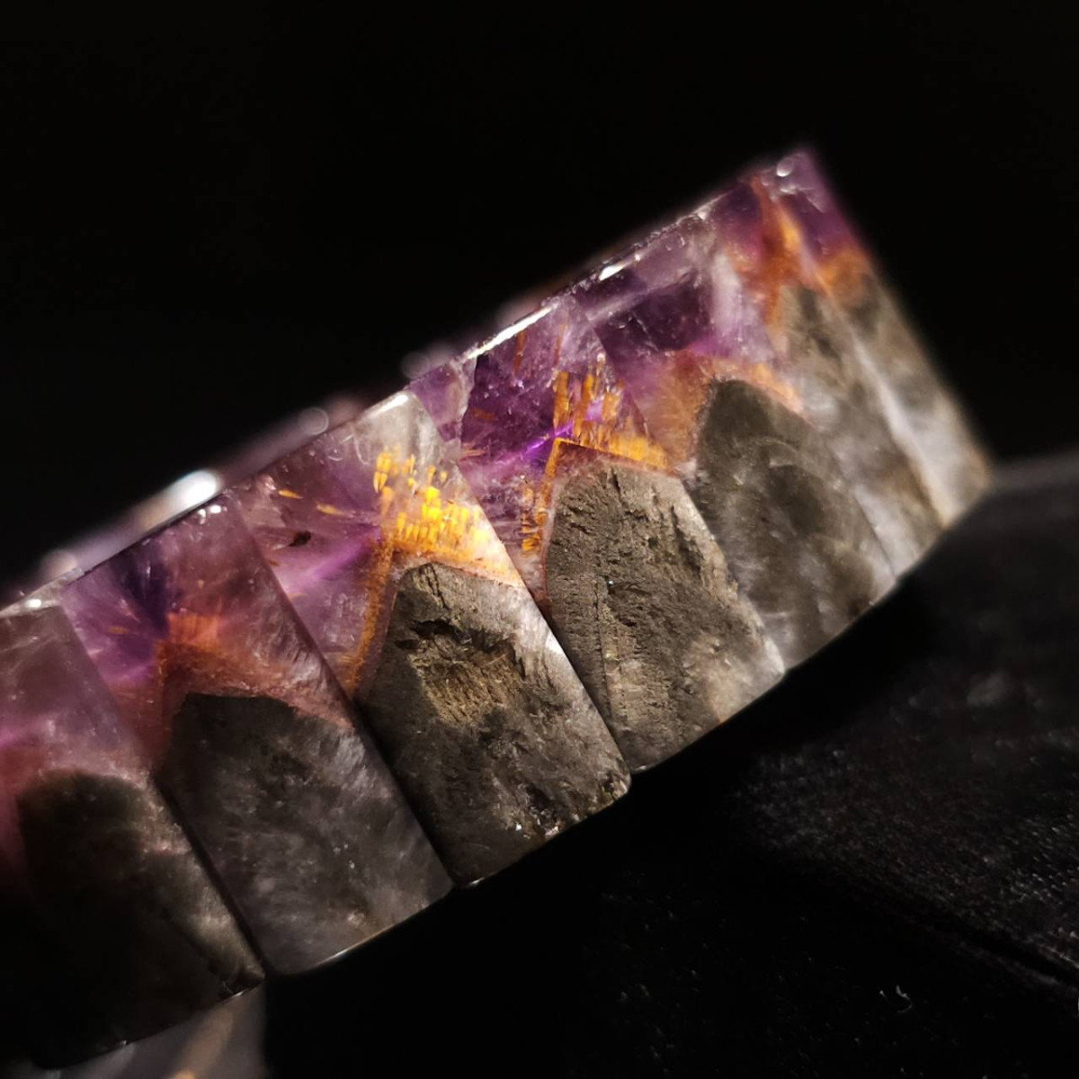 【高品收藏】火焰山極光紫鈦手排 滿滿礦景塔山 三色紫鈦分線明顯 珍稀罕見的藏品 收藏就是要與眾不同