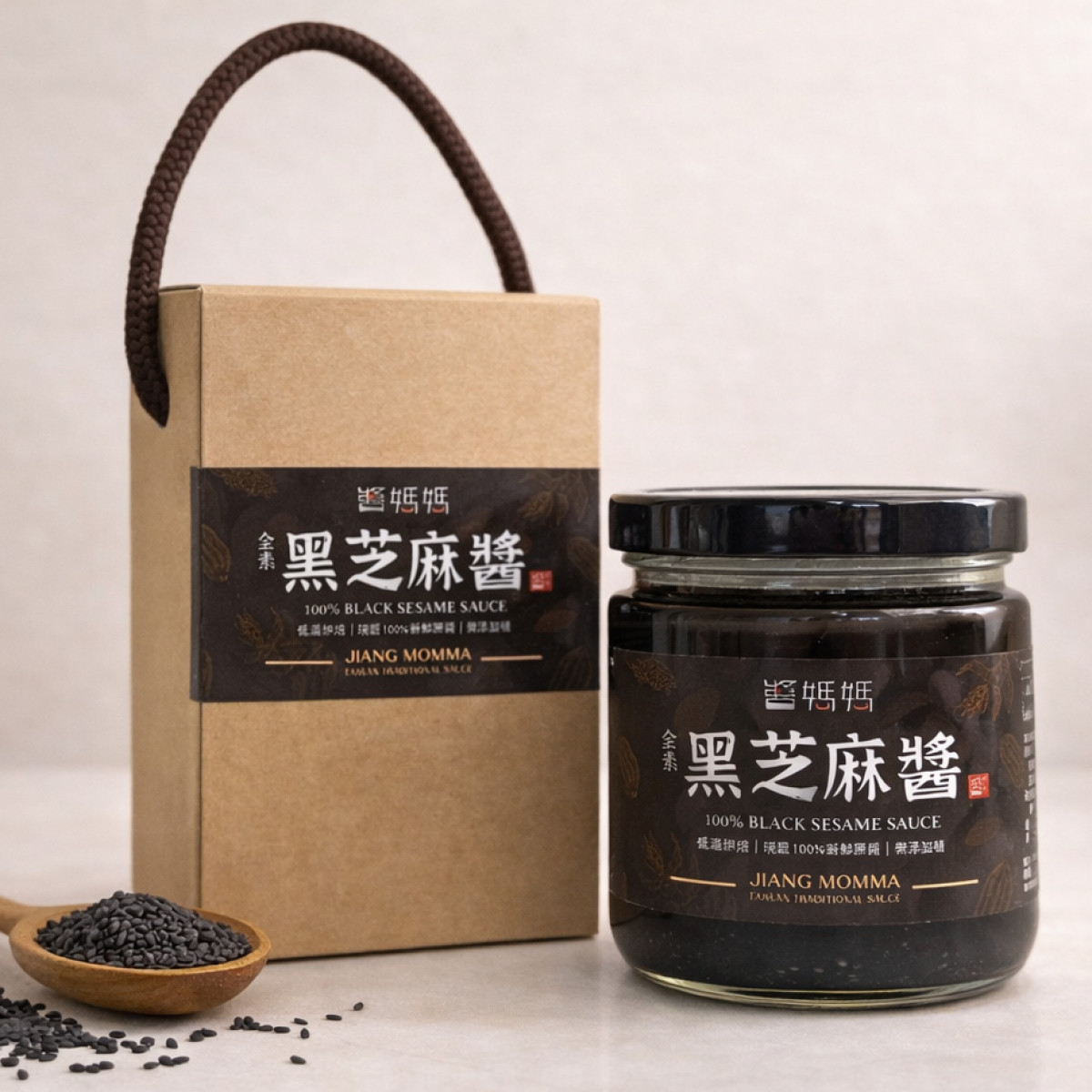 【醬媽媽】現磨純黑芝麻醬 200g    堅持低溫輕烘焙、細緻研磨。 無鹽、無糖、無調味，就連油脂都是芝麻本身散發的高品質植物油。 這是一瓶媽媽最安心、廚房最萬用的好醬
