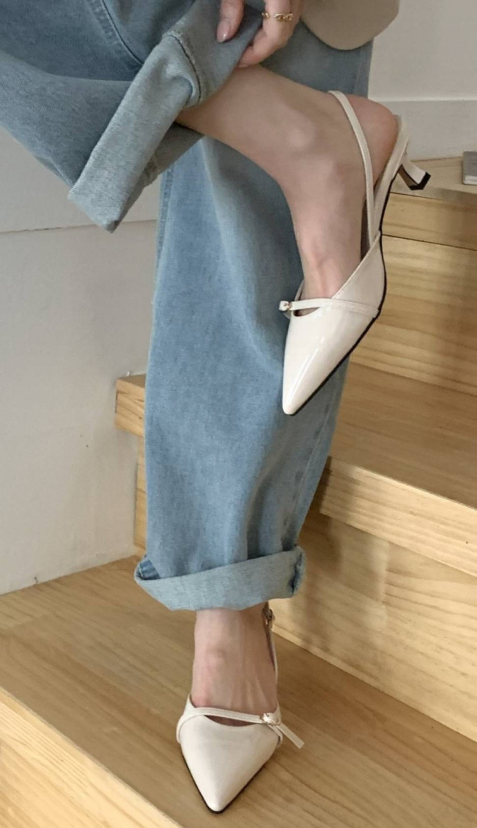 👠正韓新款｜3色尖頭細環鏤空漆皮後勾中跟鞋