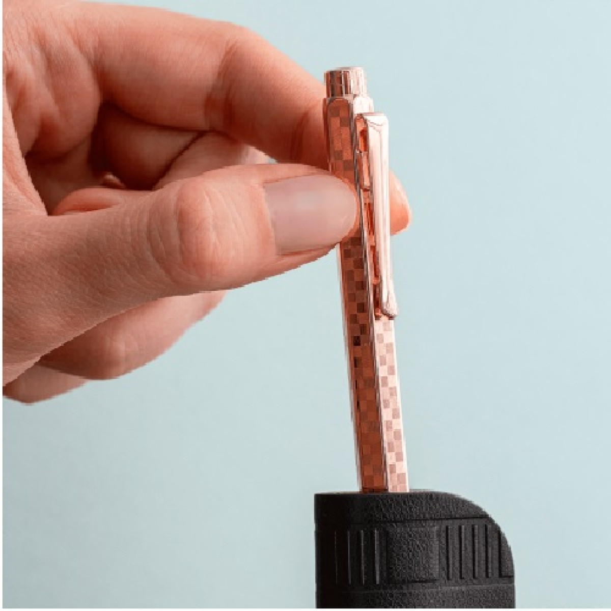 【長益鋼筆】caran d'ache 卡達 艾可朵 Damier 棋盤格 玫瑰金原子筆套裝 搭配黑色皮革筆套 8902.567 瑞士